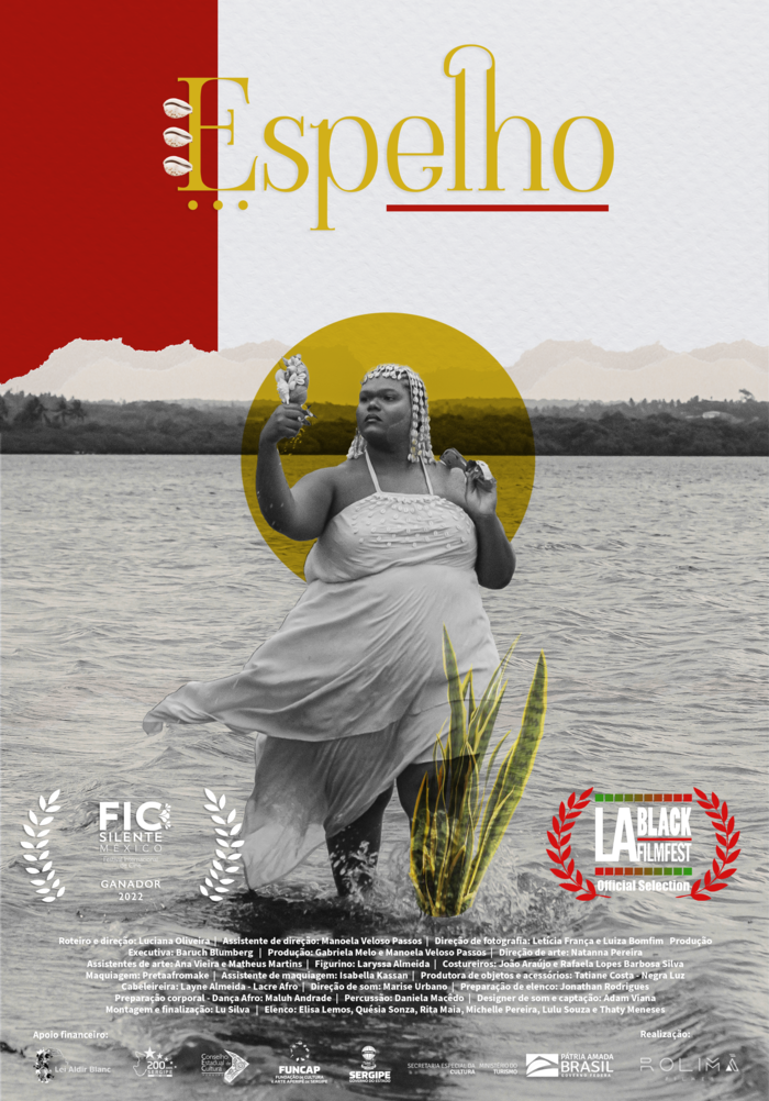 Cartaz do curta Espelho, de Luciana Oliveira, com uma mulher à beira da água segurando um espelho